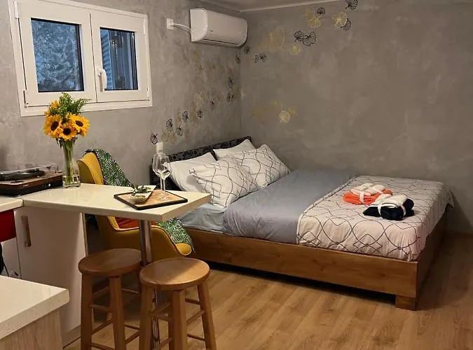 Cozy Tiny In The Heart Of Plaka